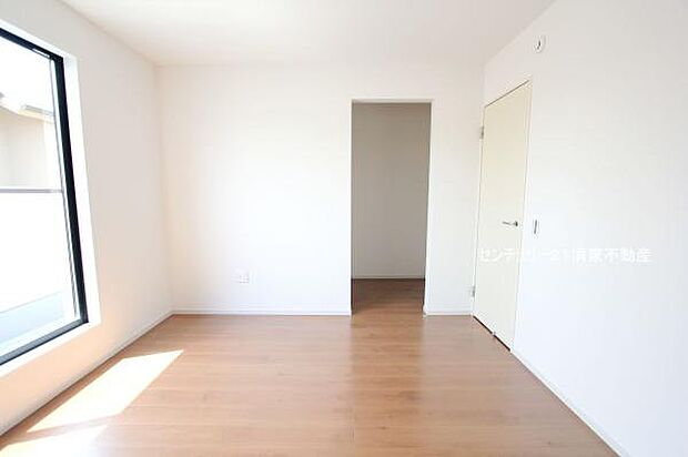 1号棟：バルコニーに面した明るい洋室！(2025年05月撮影)