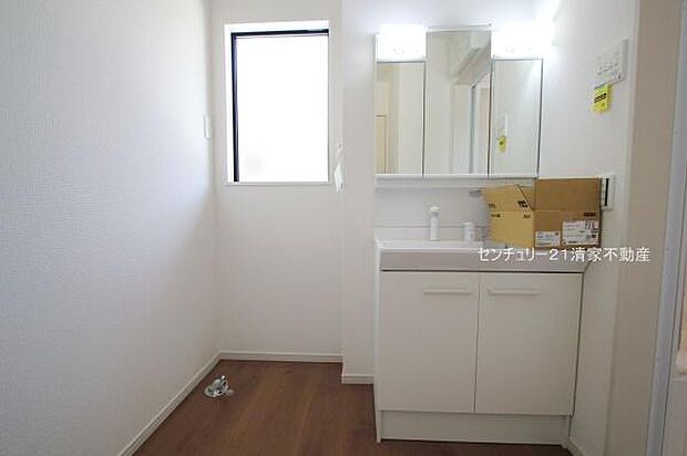 1号棟：ワイドな鏡を備えた洗面化粧台(2025年05月撮影)