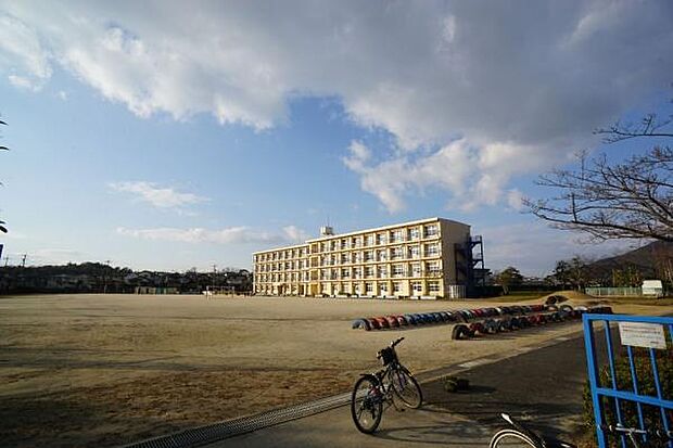 押沢台小学校まで700m、押沢台小学校まで700m(徒歩約9分)