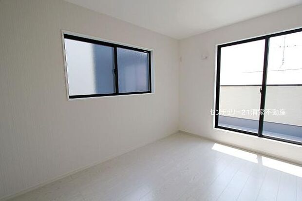 2号棟:バルコニーに面した明るい洋室!(2025年05月撮影)