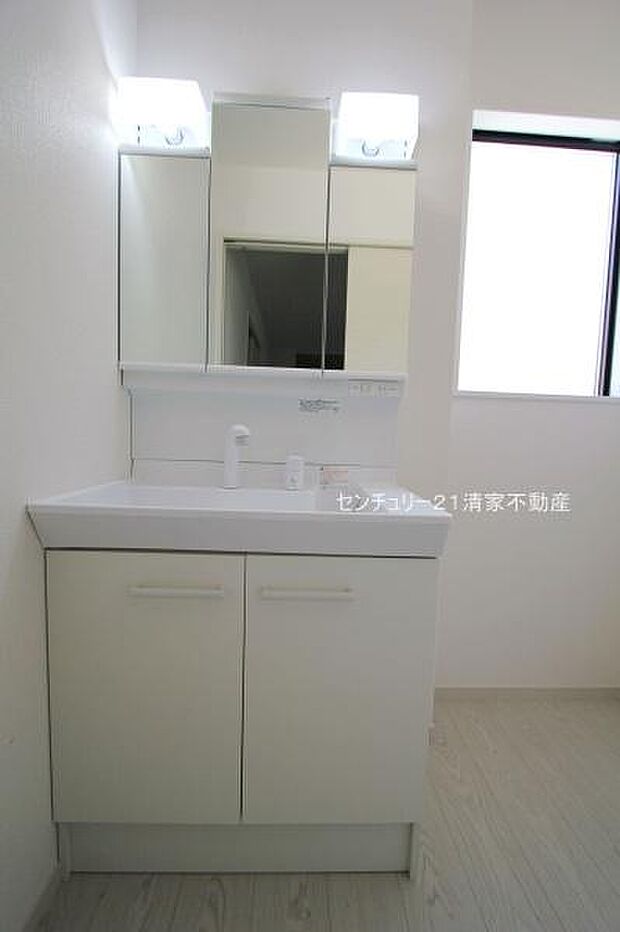 2号棟:ワイドな鏡を備えた洗面化粧台(2025年05月撮影)