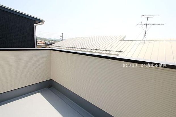 2号棟:広々バルコニーでお洗濯ラクラク(2025年05月撮影)