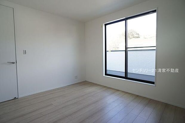 2号棟：バルコニーに面した明るい洋室！(2025年02月撮影)