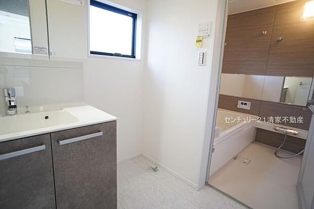 2号棟：ゆとりの洗面スペースで身支度もスムーズ！(2025年02月撮影)