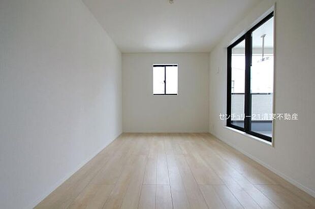 6号棟:バルコニーに面した明るい洋室!(2025年05月撮影)