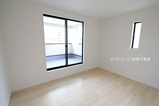 6号棟:2面採光で明るい室内!(2025年05月撮影)