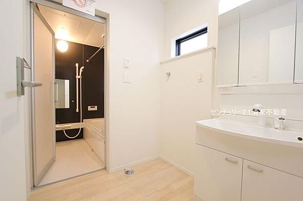 6号棟:ゆとりの洗面スペースで身支度もスムーズ!(2025年05月撮影)