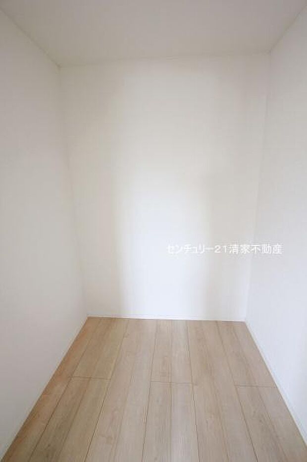 6号棟:収納力のあるウォークインクローゼット!(2025年05月撮影)