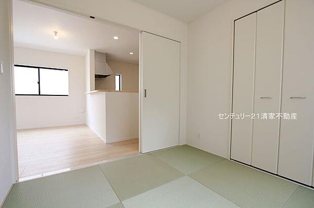 6号棟:小さなお子様のお世話に大活躍の和室(2025年05月撮影)