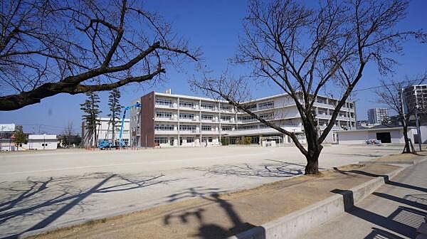 小牧小学校まで1300m、小牧小学校まで1300m(徒歩約17分)