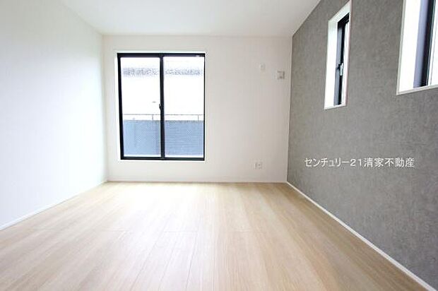 1号棟：バルコニーに面した明るい洋室！(2025年07月撮影)