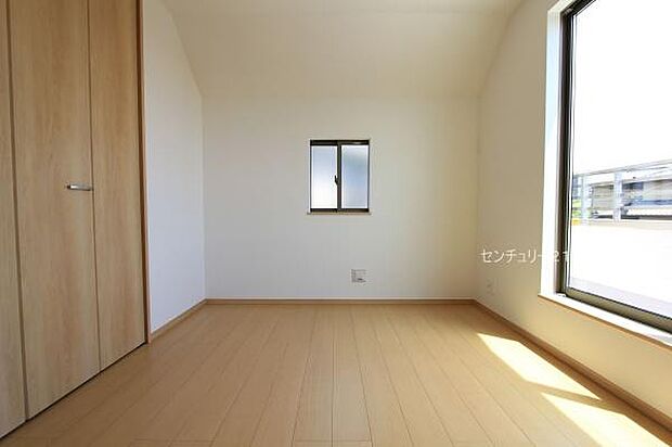 2号棟：バルコニーに面した明るい洋室！(2025年08月撮影)