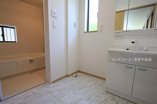 2号棟：ワイドな鏡を備えた洗面化粧台(2025年08月撮影)