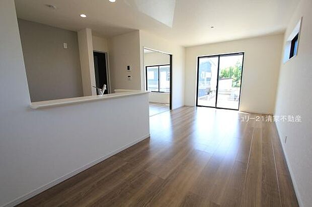 1号棟：明るい日差しが入るリビング！(2025年08月撮影)