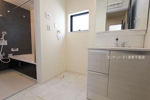 1号棟：ワイドな鏡を備えた洗面化粧台(2025年08月撮影)