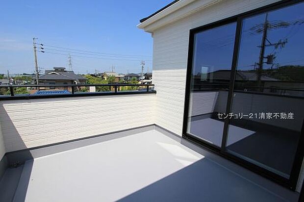 1号棟：広々バルコニーでお洗濯ラクラク(2025年08月撮影)