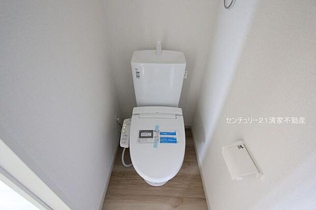 白を基調とした、清潔感のある水廻りです。(2025年08月撮影)