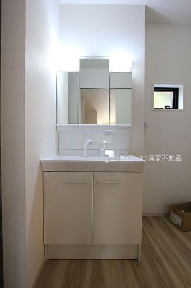 ワイドな鏡を備えた洗面化粧台(2025年08月撮影)