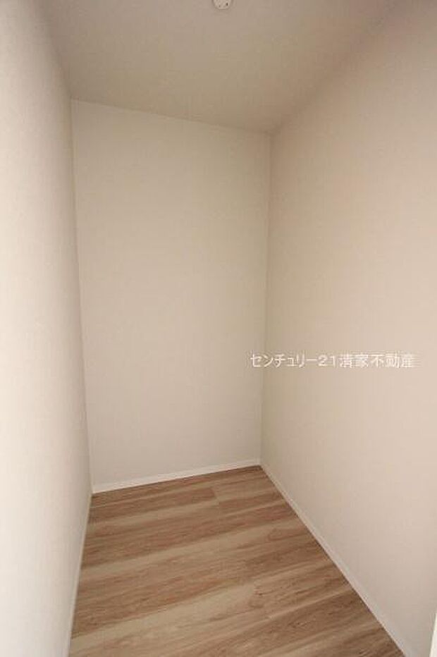 たっぷり収納のウォークインクローゼット!(2025年08月撮影)