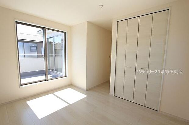 1号棟：バルコニーに面した明るい洋室！(2025年09月撮影)