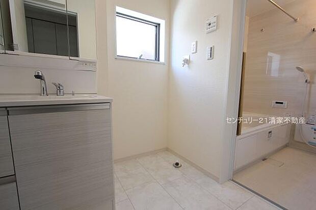 1号棟：ゆとりの洗面スペースで身支度もスムーズ！(2025年09月撮影)