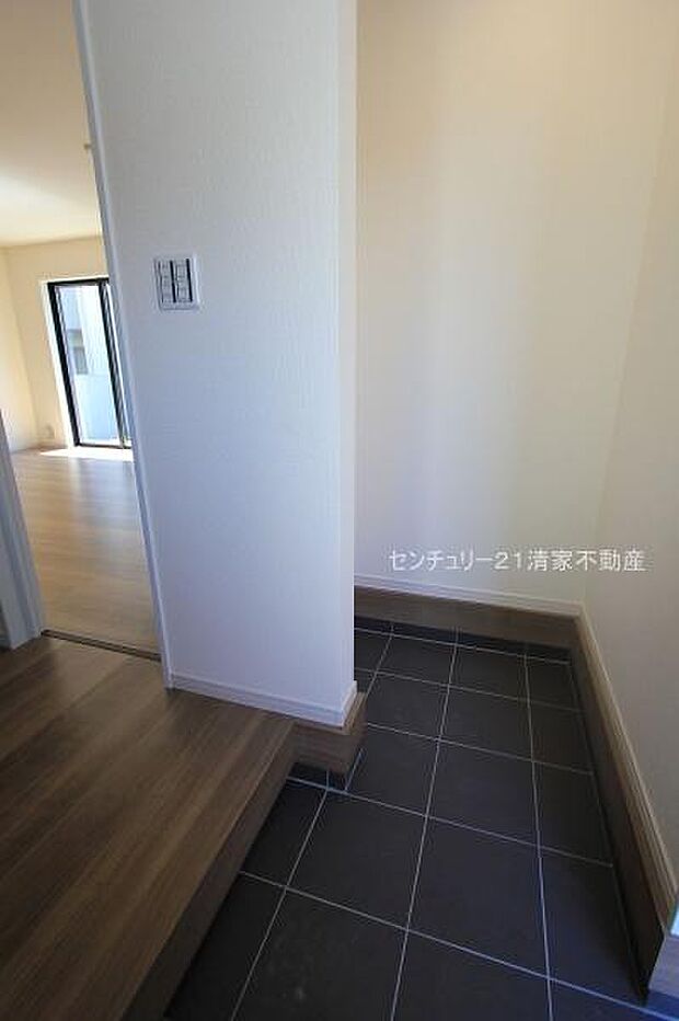 2号棟：ベビーカーも収納できる土間収納！(2025年09月撮影)