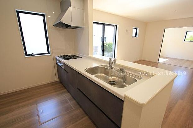 2号棟：家族との会話が弾む対面式キッチン！(2025年09月撮影)