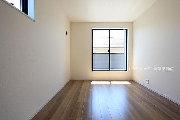 2号棟：バルコニーに面した明るい洋室！(2025年09月撮影)