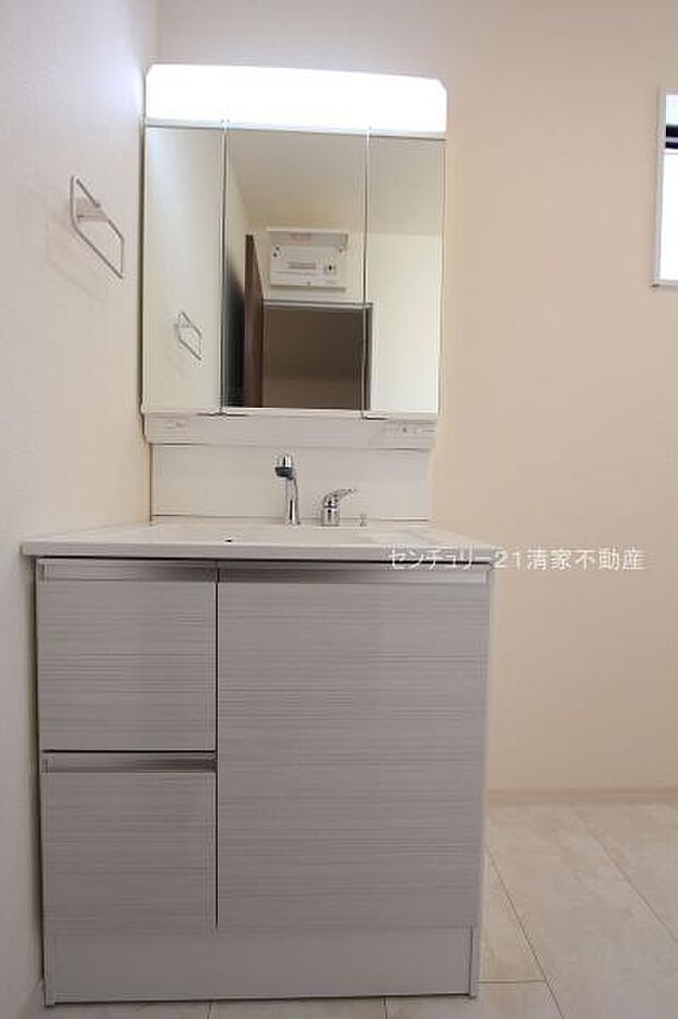 2号棟：ワイドな鏡を備えた洗面化粧台(2025年09月撮影)