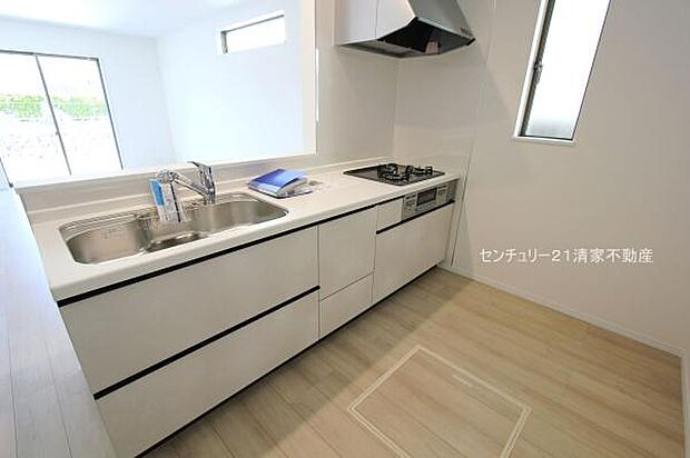 B号棟:家族との会話が弾む対面式キッチン!(2025年10月撮影)