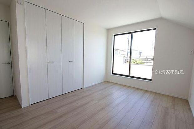 B号棟:バルコニーに面した明るい洋室!(2025年10月撮影)