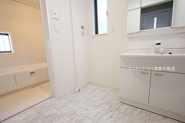 B号棟:ゆとりの洗面スペースで身支度もスムーズ!(2025年10月撮影)