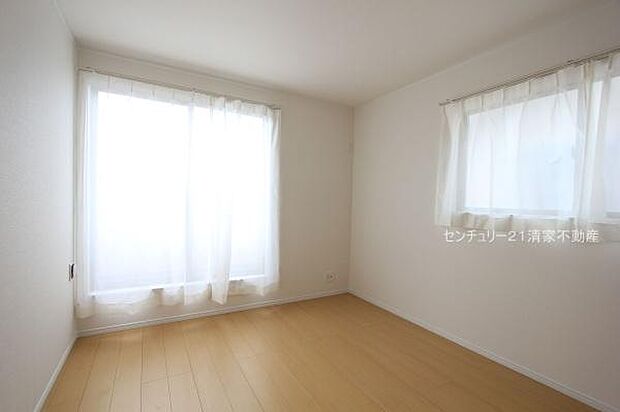 バルコニーに面した明るい洋室!(2025年12月撮影)