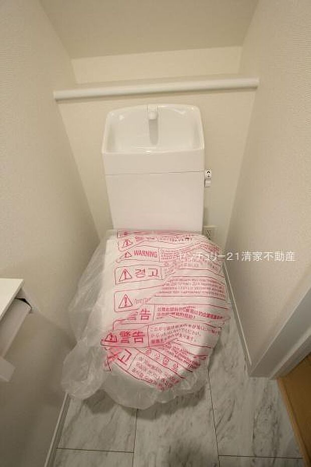 白を基調とした、清潔感のある水廻りです。(2025年12月撮影)