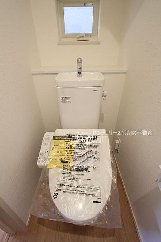 白を基調とした、清潔感のある水廻りです。(2025年11月撮影)