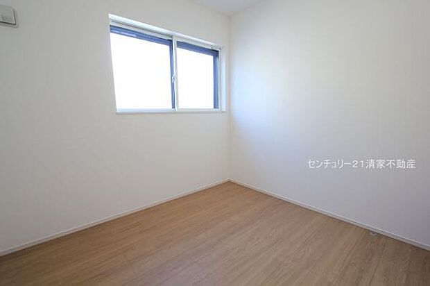 明るい陽光が差し込む快適な住まい(2025年11月撮影)