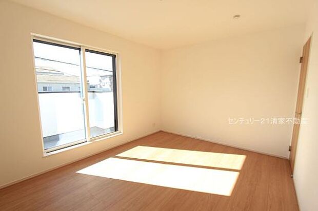 バルコニーに面した明るい洋室！(2025年11月撮影)