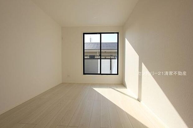 バルコニーに面した明るい洋室!(2025年11月撮影)