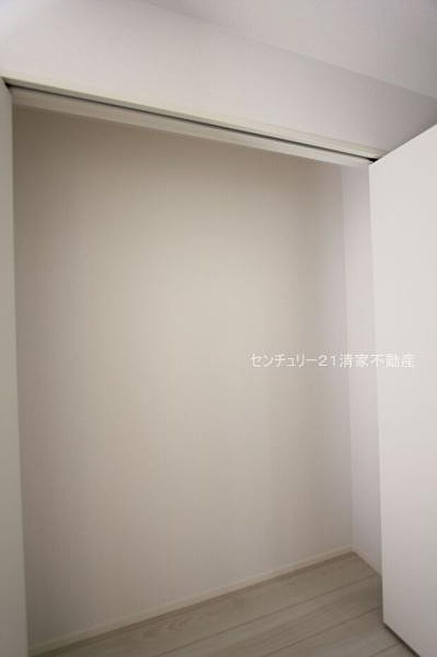 キッチン横に食品庫としても便利な収納!(2025年11月撮影)