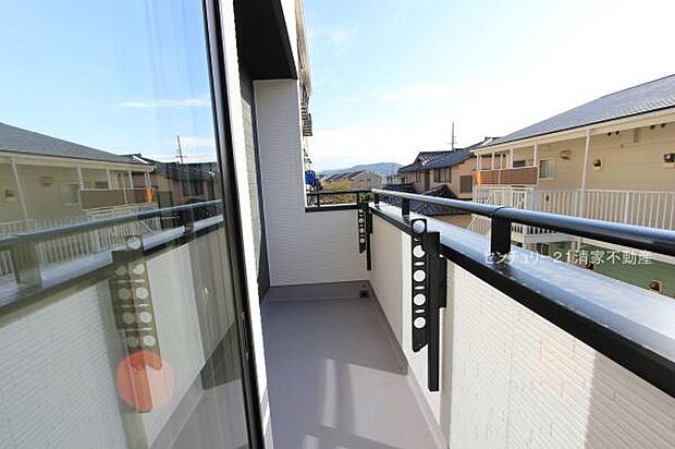 陽当たり良好な南向きバルコニー!(2025年11月撮影)