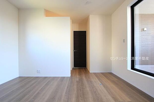 バルコニーに面した明るい洋室！(2025年09月撮影)