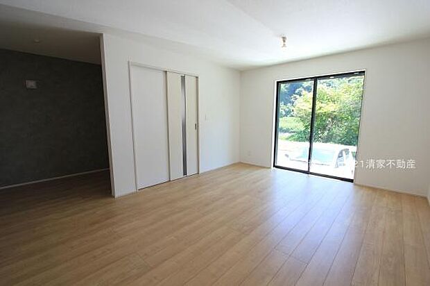 明るい日差しが入るリビング！(2025年08月撮影)