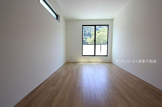 バルコニーに面した明るい洋室！(2025年08月撮影)