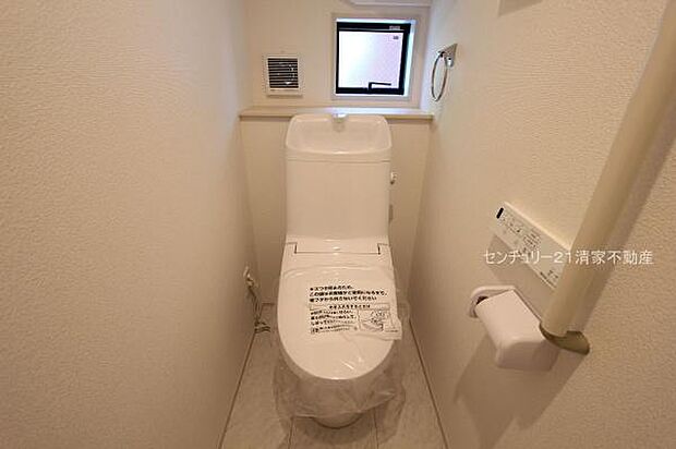 白を基調とした、清潔感のある水廻りです。(2025年08月撮影)