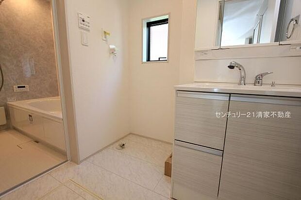 ゆとりの洗面スペースで身支度もスムーズ！(2025年08月撮影)