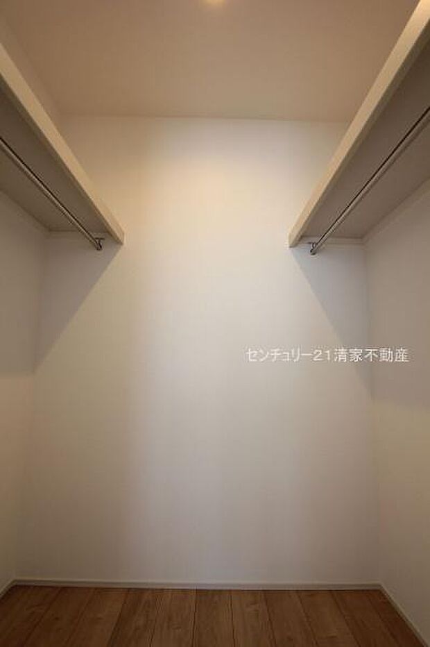 収納力のあるウォークインクローゼット！(2025年08月撮影)