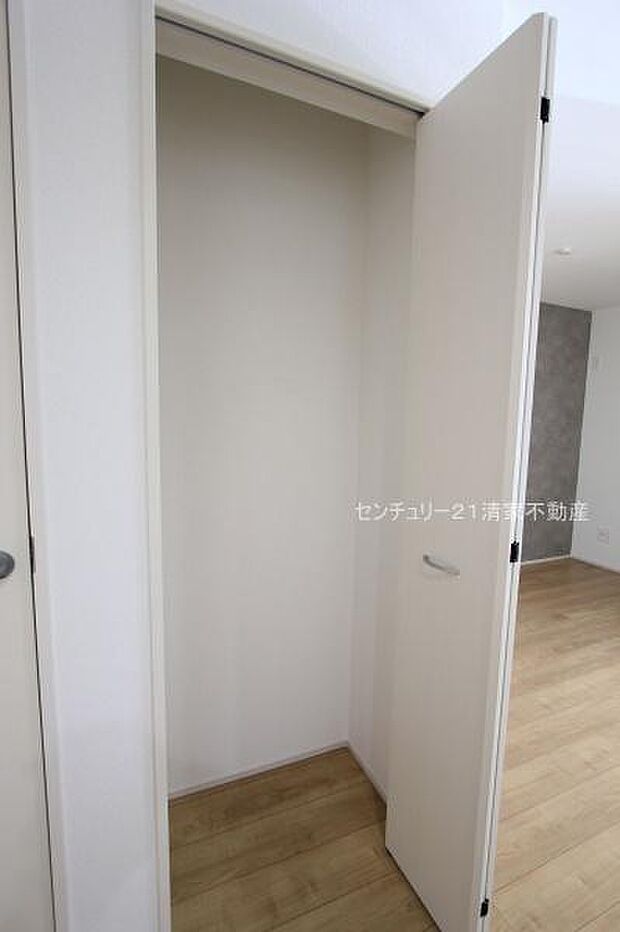 リビングに便利な収納スペースあり！(2025年08月撮影)