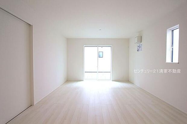 1号棟:明るい日差しが入るリビング!(2025年11月撮影)