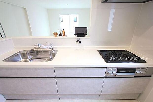 1号棟:リビングを見通せるカウンターキッチン!(2025年11月撮影)