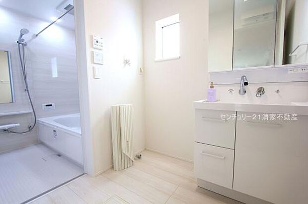 1号棟:ゆとりの洗面スペースで身支度もスムーズ!(2025年11月撮影)